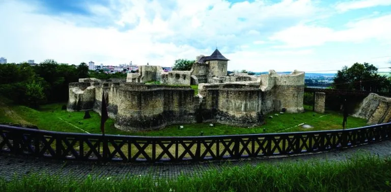 Cetatea de Scaun a Sucevei – Istorie și Ghid Complet Cetatea de Scaun a Sucevei
