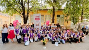 Copiii canta la un camin de varstnici cu asociatia pot sa ajut