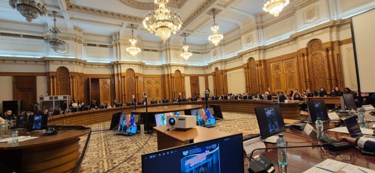 Ce se vede în sala de așteptare de la ghișeu Sala Mihai Viteazul a Palatului Parlamentului, în timpul conferinței despre bullying în educație